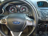 Usata Ford Fiesta 75 CV (55 kW) 2015 Bianco Utilitaria