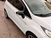 Usata Ford Fiesta 82 CV (60 kW) 2013 Bianco Utilitaria