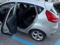 Usado Ford Fiesta 82 HP (60 kW) 2011 Cinzento Sedan