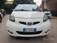 Usata Toyota Yaris Active 69 CV (50 kW) 2012 Bianco Utilitaria