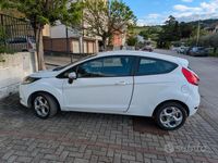 Usata Ford Fiesta 96 CV (70 kW) 2011 Bianco Utilitaria