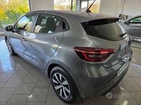 Usata Renault Clio V Equilibre 101 CV (74 kW) 2023 Grigio Berlina