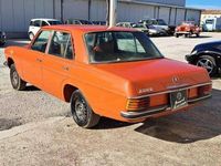 Begagnad Mercedes W115 60 HK (44 kW) 1975 Orange Sedan