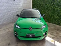 Usata Renault 5 E-Tech Komfort 77 kW (106 CV) 2025 Verde metallizato Berlina