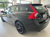 Usata Volvo V60 120 CV (88 kW) 2016 Nero Station wagon