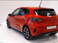 Usata Renault Clio V Techno 101 CV (74 kW) 2024 Orange metallizzato Berlina