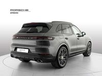Usata Porsche Cayenne 462 CV (339 kW) 2024 3m grigio quarzite metallizzat SUV