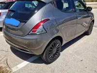 Usado Lancia Ypsilon 60 CV (44 kW) 2017 Gris Utilitario