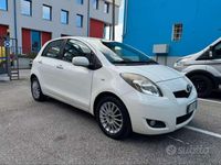 Usata Toyota Yaris 90 CV (66 kW) 2011 Bianco Utilitaria
