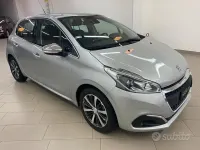 Gebraucht Peugeot 208 Allure 100 PS (73 kW) 2017 Grau Kleinwagen