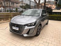 Usata Peugeot 208 Allure 101 CV (74 kW) 2025 Grigio artense Utilitaria