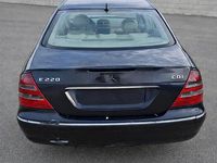 Usata Mercedes E220 150 CV (110 kW) 2002 Blu
