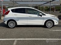 Usata Ford Fiesta Titanium 82 CV (60 kW) 2009 Bianco Utilitaria