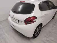 Usata Peugeot 208 Allure 75 CV (55 kW) 2015 Bianco Utilitaria