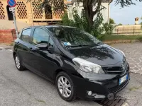 Usata Toyota Yaris Active 99 CV (72 kW) 2012 Nero Utilitaria