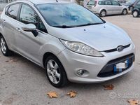 Usata Ford Fiesta 70 CV (51 kW) 2013 Grigio Utilitaria