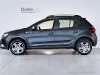 Usata Dacia Sandero Lauréate 90 CV (66 kW) 2017 Gris comete SUV