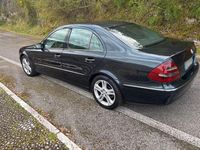Usata Mercedes E220 150 CV (110 kW) 2003 Blu Berlina