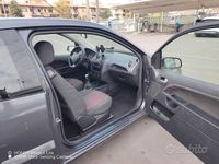 Usata Ford Fiesta 68 CV (50 kW) 2006 Grigio Utilitaria