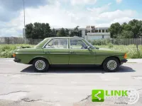 Usata Mercedes 240 72 CV (52 kW) 1982 Verde Berlina