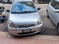 Usata Toyota Yaris 68 CV (50 kW) 2002 Grigio Berlina