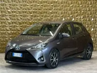 Usata Toyota Yaris Hybrid Cool 73 CV (53 kW) 2018 Grigio Berlina