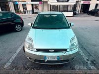 Usata Ford Fiesta 90 CV (66 kW) 2005 Grigio Utilitaria