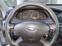 Begagnad Ford Focus Ghia 116 HK (85 kW) 2003 Grå Sedan