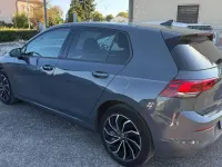 Usata VW Golf VIII Life 131 CV (96 kW) 2022 Dolphin grey met. Berlina