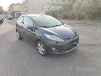 Usata Ford Fiesta Titanium 70 CV (51 kW) 2012 Grigio Berlina