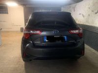 Usata Toyota Yaris Hybrid Style 75 CV (55 kW) 2019 Grigio Berlina