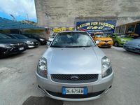 Usata Ford Fiesta Ghia 67 CV (49 kW) 2006 Argento Berlina