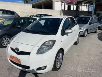 Usata Toyota Yaris 90 CV (66 kW) 2010 Bianco Utilitaria