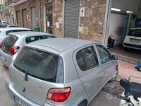 Usata Toyota Yaris 68 CV (50 kW) 2002 Grigio Berlina