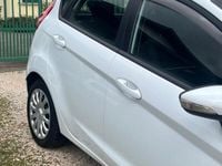 Usata Ford Fiesta Titanium 95 CV (69 kW) 2012 Bianco Utilitaria
