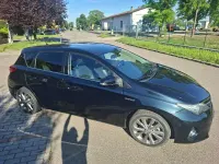Usata Toyota Auris Hybrid Lounge 99 CV (72 kW) 2015 Blu/azzurro Berlina