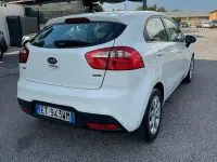 Usata Kia Rio Active 75 CV (55 kW) 2015 Bianco Berlina