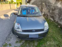 Usata Ford Fiesta 68 CV (50 kW) 2002 Grigio Utilitaria
