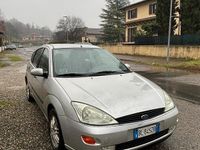 Begagnad Ford Focus 2000 Grå Sedan