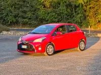 Usata Toyota Yaris Lounge 69 CV (50 kW) 2015 Rosso Utilitaria