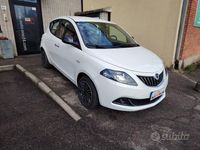 Usata Lancia Ypsilon Gold 69 CV (50 kW) 2023 Bianco gelato pastello Utilitaria