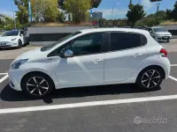Usata Peugeot 208 Signature Sky 83 CV (61 kW) 2019 Bianco Utilitaria
