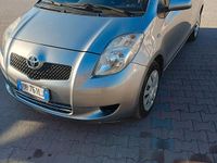 Usata Toyota Yaris 68 CV (50 kW) 2006 Grigio Utilitaria