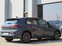 Usata VW Golf VIII Life 110 CV (80 kW) 2024 Grigio Berlina