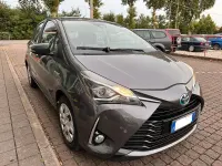 Usata Toyota Yaris Hybrid Cool 73 CV (53 kW) 2018 Grigio Berlina