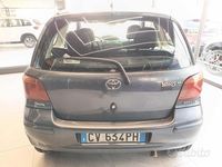 Usata Toyota Yaris 65 CV (47 kW) 2004 Grigio scuro Utilitaria