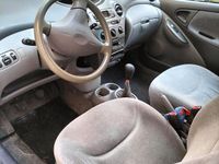 Begagnad Toyota Yaris 68 HK (50 kW) 2000 Grå Sedan