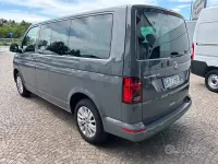 Usata VW Caravelle 150 CV (110 kW) 2023 Grigio scuro metallizzato Furgone