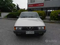 Usata Alfa Romeo 75 110 CV (80 kW) 1988 Grigio Berlina
