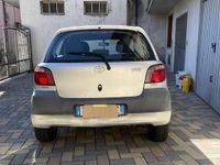 Usata Toyota Yaris 68 CV (50 kW) 2002 Argento Berlina